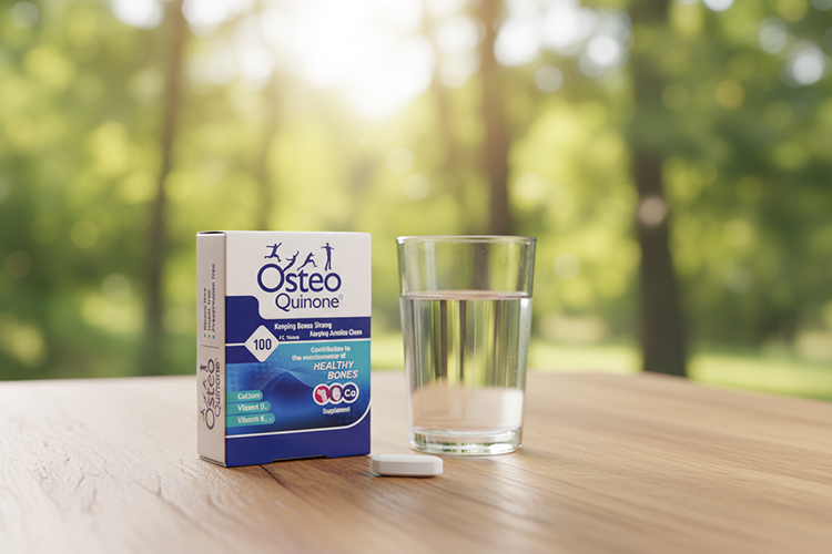 قرص استئوکینون کنار لیوان آب برای مصرف روزانه